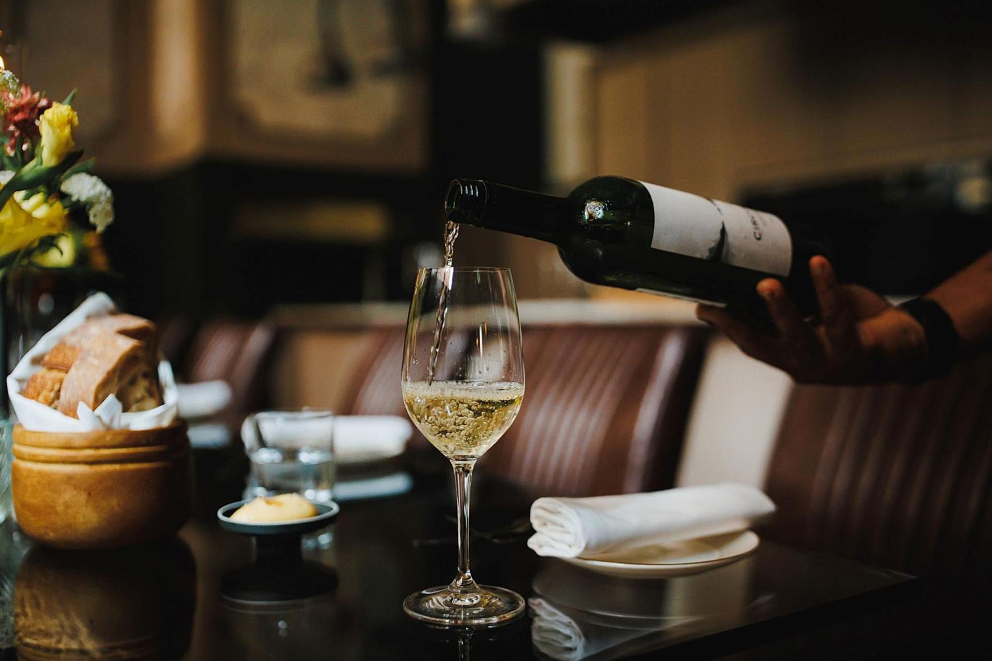 Stock Exchange Hotel, Manchester, Autograph Collection Екстериор снимка Wine being poured